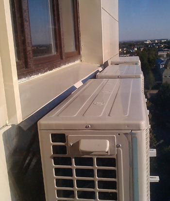 An example of mounting external units under a window